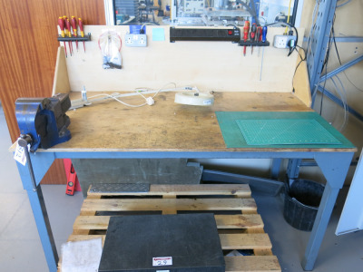 Work Bench with Wood Top 157cm x 85cm with Fitted Record No 23 Engineers Vice & Magnifying Work Light.
