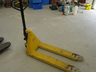 2500kg Yellow Pallet Truck.