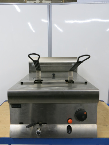 Lincat Counter Top Deep Fryer with 2 x Baskets, S/N 30711432.