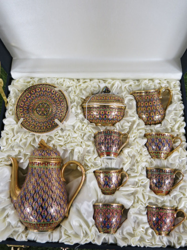 The East India Company Royal Bone China Benjarong 18ct Gold Hand Painted Set in Presentation Case to Include: 1 x Tea Pot, 1 x Milk Jug, 1 x Sugar Bowl with Lid, 6 x Tea Cups & 6 x Saucers.