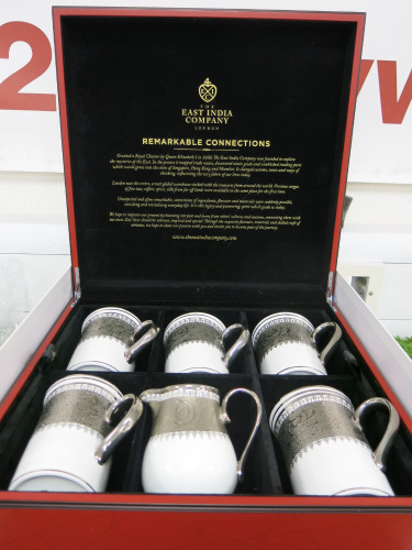 The East India Company Royal Bone China Tong Noon Platinum Hand Painted Set of 5 Mugs with Strainer & Lid & 1 x Milk Jug in Red Presenation Box.