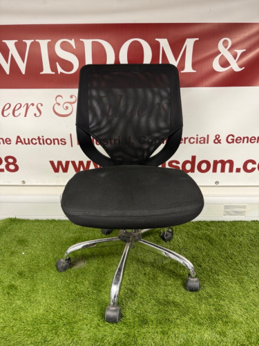 Black Swivel Office Chair with Fabric Seat, Mesh Back, & Chrome Legs.