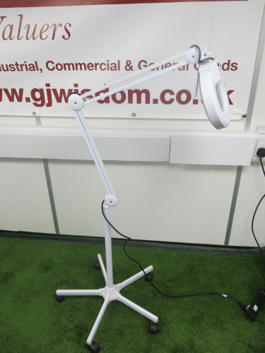 Maclean Energy Mobile LED Magnifying Lamp. A/F.