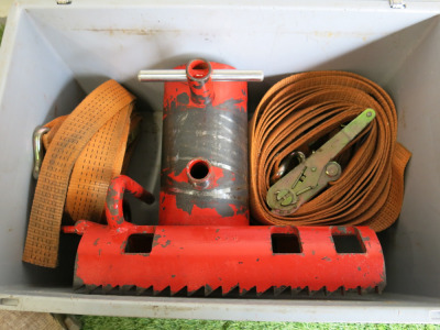 Tree Runner Rigging Poller, Model P3000. Comes with 4 x Assorted Heavy Duty Ratchet Straps & Plastic Box.