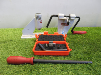 Oregon Bench Model Chain Breaker & Rivet Spinner. Comes with Plastic Container.