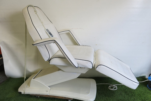 REM Excel 3 Motor Electrical Adjustable Treatment Couch, Model 01551, S/N 000693.