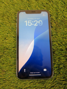 iPhone Xr, 64GB, S/N DX3G70NEKXK7, in Light Blue.