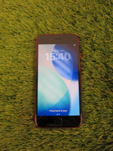 iPhone SE, 64GB, S/N YLV4HKHGHH, in Red.