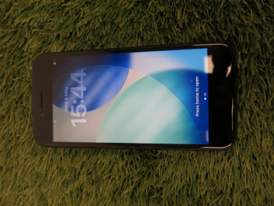 iPhone SE, 64GB, S/N F1GDN39FPLJQ, in Charcoal Grey.