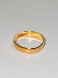 18ct Yellow Gold. Hallmarked 750. Size "N". Weight 2g.