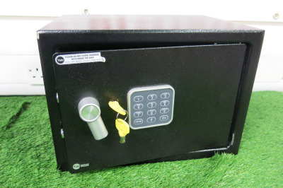 Yale Digital Safe with Key. NOTE: missing battery cover.