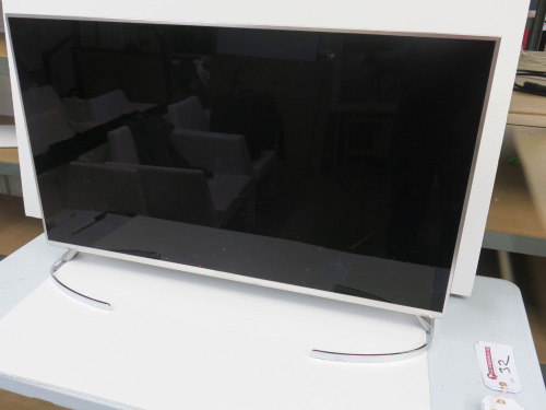 Panasonic 40" LED TV on Chrome Stand . Model TX-40EX700B HDMI. Missing Remote.