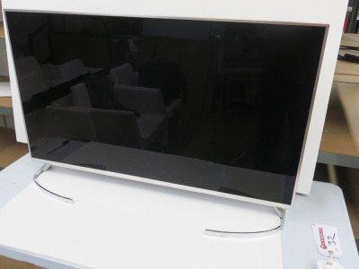 Panasonic 40" LED TV on Chrome Stand . Model TX-40EX700B HDMI. Missing Remote.