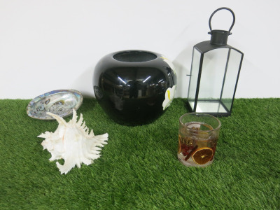 Assorted Lot of Decorative Items to Include:2 x Assorted Decorative Shells, 1 x Metal Framed Lantern, 1 x Glass Tea Light Holder & 1 x Bellina Vase.