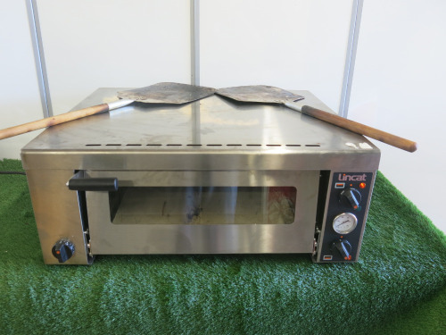Lincat Electric 3000w Single Deck Pizza Oven, Model PO425, S/N 30375853, DOM 12/21. Size H34 x W89 x D75cm. Comes with 2 x Pizza Peels.