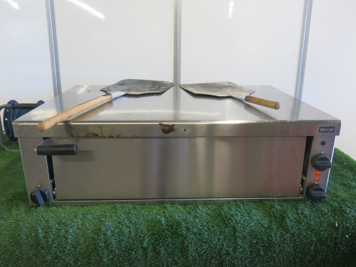 Lincat Electric 2850w Single Deck Pizza Oven, Model PO69x, DOM 1/20. Size H32 x W100 x D75cm. Comes with 2 x Pizza Peels.