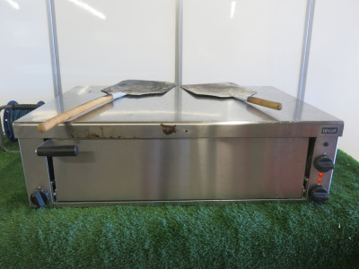 Lincat Electric 2850w Single Deck Pizza Oven, Model PO69x, DOM 1/20. Size H32 x W100 x D75cm. Comes with 2 x Pizza Peels.