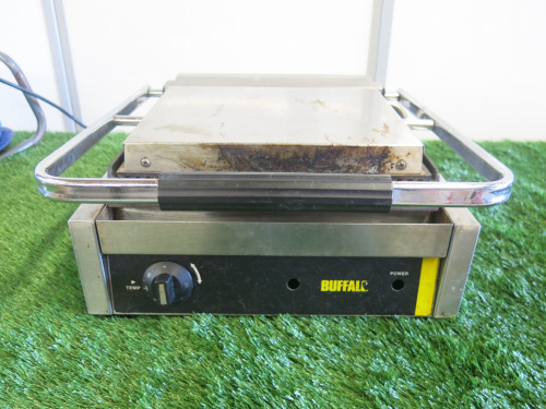 Buffalo 2200w Panini Contact Ribbed Plates Grill, Model DM903.