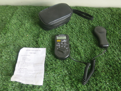 Di-Log Digital Light Meter. Comes in Soft Carry Case.