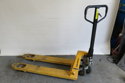 2500Kg Total Source Pallet Truck.