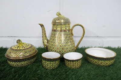 Lot of The East India Company Royal Bone China Benjarong 18ct Gold Hand Painted Crockery to Include: 1 x Coffee Pot, 2 x Coffee Cups, 2 x Sugar Pots (1 x Lid).