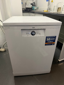 Beko White Dishwasher, Model BDFN26520QW. Comes with 2 x Trays.