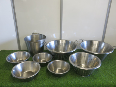 14 x Stainless Steel Pieces to Include: 3 x Colanders, 6 x Small Bowls, 1 x Ice Bucket & 4 x Large Bowls.