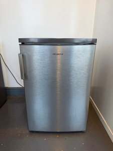 Hisense Grey Undercounter Fridge, Model RL170D4BCE. Size H85 x W55 x D57cm.