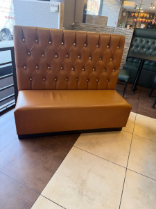 6 x Brown Faux Leather Free Standing Banquet Seats to Include: 1 x Double Button Backed & 5 x Single Button Backed. Size 112 x 130 x 60cm.