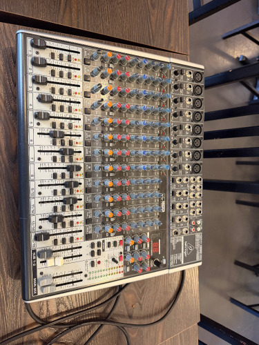 Xenyx X2222USB Behringer 24-Bit Multi FX Processor.