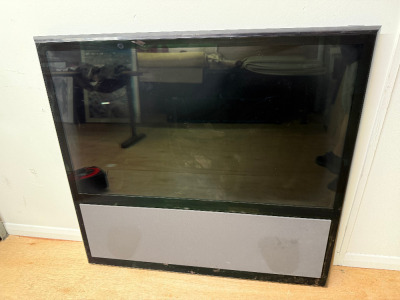 Bang & Olufsen 40" Television with Built in Speaker. NOTE: no power supply, remote or stand.