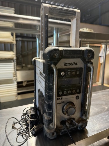 Makita DAB Site Radio, Model DMR104 (Requires New or Repair to Power Supply).