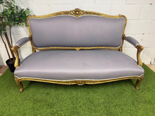 A French Louis XV Style Canap (2 Seater Settee) in Gold Leaf Wooden Frame with Mauve Upholstery. Size H97 x W157 x D70cm.