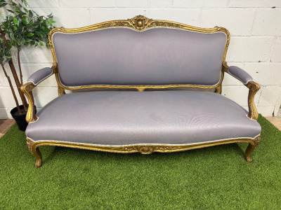 A French Louis XV Style Canap (2 Seater Settee) in Gold Leaf Wooden Frame with Mauve Upholstery. Size H97 x W157 x D70cm.