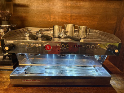 La Marzocco 3 Grp Coffee Machine, Model Linea PB 3 AV, S/N PB007489. YOM 2016. Comes with La Marzocco Water Pump, S/N 468PD & Pentair Everpure Claris XL Water Filter.