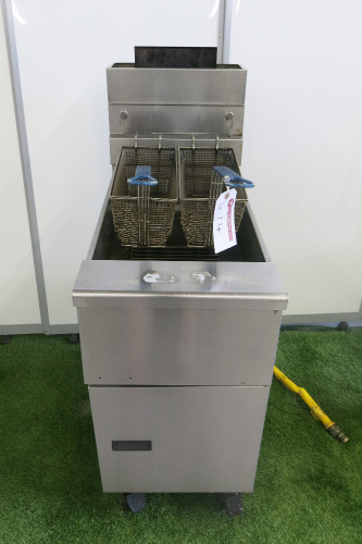 Pitco Gas Freestanding Single Tank Deep Fat Fryer, Model VF35. Comes with 2 x Baskets. Size H110 x W40 x D80cm.