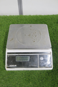 Vogue Kitchen Scales, Model F178, Capacity 15kg.