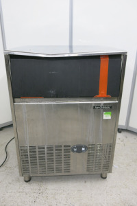 Scotsman Ice O Matic Ice Machine, Model ICEU 186 AS, S/N LX002615. Size H100 x W70 x D60cm. NOTE: dent to top.