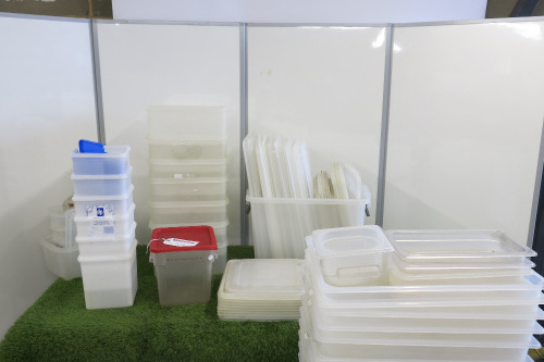 Large Quantity of Plastic Storage Containers & Lids to Include: 40 x Containers & 34 Lids.
