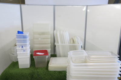 Large Quantity of Plastic Storage Containers & Lids to Include: 40 x Containers & 34 Lids.