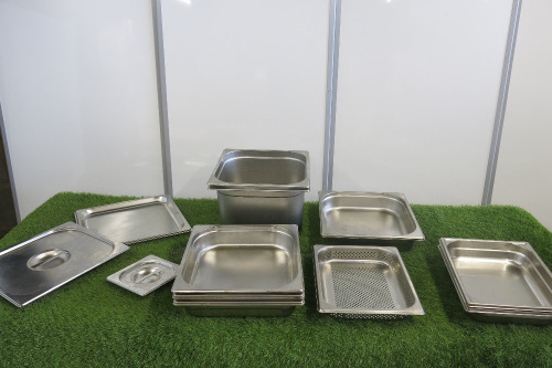 11 x Assorted sized GN Containers & 2 x Lids.