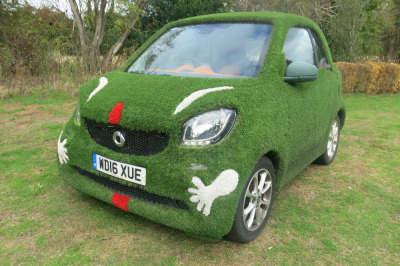 WD16 XUE: Smart FourTwo Passion Coupe in White (Wrapped in Easi Grass Artificial Grass). Petrol, Manual, 999cc, Mileage 54,596. V5 & 1 Key. 1 Former Keeper.