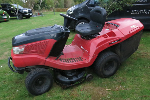Solo by AL-KO Premium T 16-105.6 HD V2 Petrol Rear Collect Lawn Tractor.