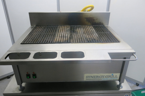Synergy Grill Gas Griddle with Chrome Top & Garnish Rail. Size H40 x W90 x D78cm.