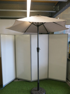 5 x Garden Company Umbrellas with 5 x Metal Bases, Size 190cm.