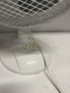 4 x Q-Connect White Desk Fans.
