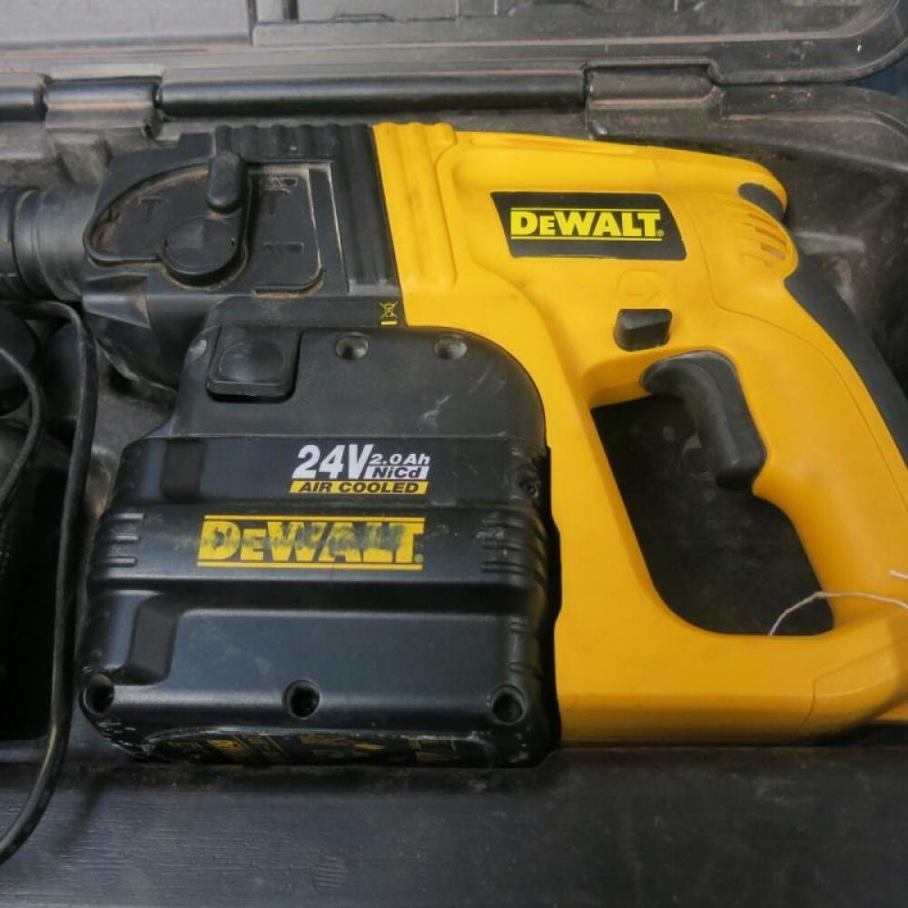Dewalt 24v air cooled battery best sale