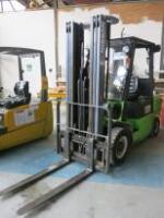 Nissan 25 Counter Balance Diesel Fork Lift Truck,Triple Mast with Side Shift, Model FJ02/A250, S/N 08296,5100mm Max Lift,2500kg CapacityNOTE: Forklift available for collection at the end of clearance  