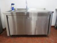 Inomak Stainless Steel Single Basin Sink with Drainer. Comes with Britta Tap & Filter, 2 Sliding Doors & Shelf Under. Size H92cm x W140cm x D70cm