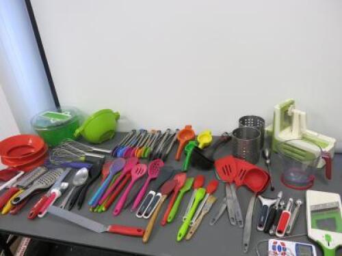 Approx 70 Items of Assorted Kitchen Utensils to Include: Lettuce Spinner, Lurch Grater, Utensil Containers, Spoons, Tongs, Whisks, Staybowlizer, Hand Graters, Mandolins, Measuring Jug, Cooking Thermometer etc (As Pictured/Viewed)
